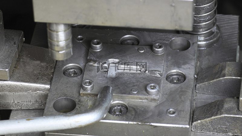 冲压模具材料选择：从原理到实践