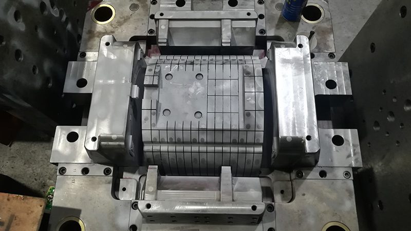 复杂模具设计案例解析：从选材到试模的全程攻略